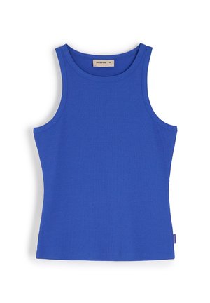 Niebieski, prążkowany top na ramiączkach z okrągłym dekoltem i szerokimi ramiączkami, wykonany z elastycznego materiału. Mała metka marki po lewej stronie.