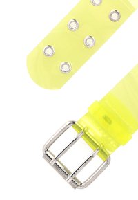 Žlutý průhledný plastový opasek s pěti kovovými dírkami a stříbrnou kovovou sponou. Hladký povrch a obdélníkový tvar.