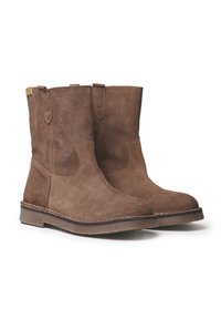 Bottines en daim marron avec un bout arrondi, semelle plate et détails de couture sur les côtés ; dotées de languettes pour un enfilage facile.
