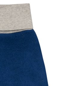 Blaue Filzrockstoffe mit einem grauen elastischen Bund, die eine glatte Textur aufweisen und ein einfaches Design ohne Verzierungen oder Muster haben.