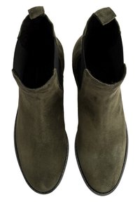 Zielone zamszowe botki za kostkę z okrągłym noskiem, elastycznymi panelami bocznymi i pętlami na górze ułatwiającymi zakładanie. Płaskie gumowe podeszwy.