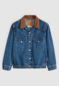 Chaqueta de mezclilla azul con cuello de pana marrón, botones a presión plateados en la parte delantera y dos bolsillos en el pecho con botón.