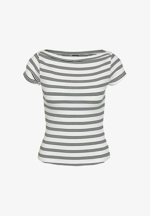Witte ribgebreide top met korte mouwen, zwarte horizontale strepen en een brede boot-halslijn.
