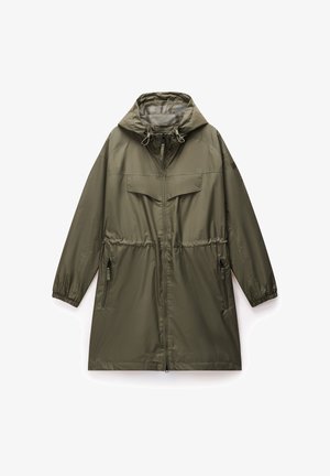 Olijfgroene waterdichte jas met capuchon, verstelbare trekkoord en elastische manchetten. Voorzien van twee zakken met ritssluiting en een ademende netvoering.