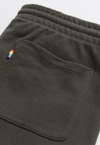 Levi's® PRIDE GRAPHIC UNISEX - Trainingsbroek - pirate black