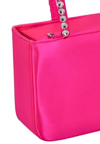 Rózsaszín szatén kézitáska téglalap alakú, lapos tetejű, a pánton dekoratív ezüst szegecsekkel és sima textúrával.