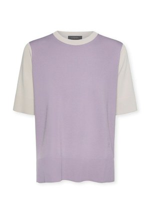 Suéter de manga corta en lavanda y crema. Textura de punto, cuello redondo, dobladillo recto, con un sutil logo de la marca en la parte inferior izquierda.