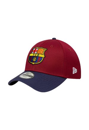 Rote und marineblaue Baseballkappe mit gesticktem FC Barcelona-Logo, gebogenem Schirm, sechsteiligem Design und kleinem seitlichem Logodetail.