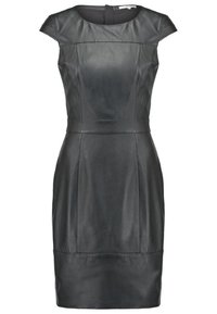 Robe en cuir noir avec des manches courtes, un corsage ajusté et une jupe droite. Présente des coutures verticales et une fermeture éclair dissimulée au dos.