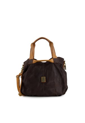 Tmavě hnědá kožená kabelka s opálenými držadly a nastavitelným ramenním popruhem, s kovovou plaketu s logem A.S. 98 uprostřed vpředu.