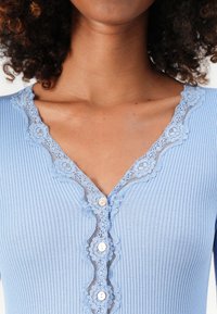Rosemunde RWBABETTE V NECK CARDIGAN - Vesta na kopčanje - blue heaven