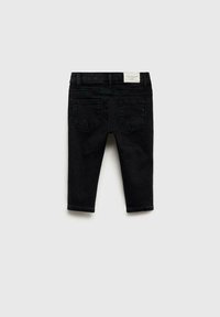 Pantaloni din denim negri cu o croială slim, având o talie cu bucle pentru curea, două buzunare la spate și un etichete în partea de sus, la mijloc.