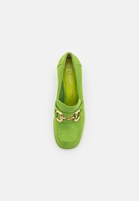 Mocassin en daim vert avec un design à bout carré, mettant en avant une boucle en métal doré et une silhouette sportive et confortable. Taille 37.