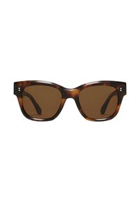 Lunettes de soleil écaille de tortue avec des verres marron, présentant un large design en œil de chat et des montures en plastique lisses. Deux petits accents argentés sur le devant.