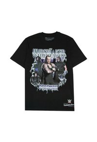 Schwarzes T-Shirt mit mehreren Bildern des Wrestlers Undertaker, gotischer Friedhof-Hintergrund und dem Text "Undertaker Deadman."