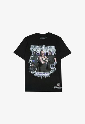 Schwarzes T-Shirt mit mehreren Bildern des Wrestlers Undertaker, gotischer Friedhof-Hintergrund und dem Text "Undertaker Deadman."
