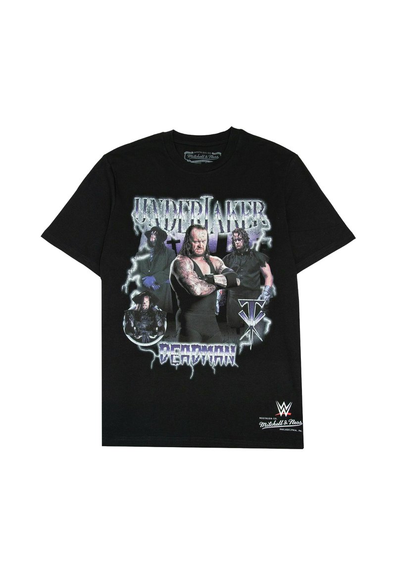 Schwarzes T-Shirt mit mehreren Bildern des Wrestlers Undertaker, gotischer Friedhof-Hintergrund und dem Text "Undertaker Deadman."