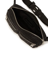 Borsa a tracolla nera con due scomparti zip, esterno testurizzato e una cinghia resistente con una fibbia in plastica. L'interno è foderato in tessuto nero.