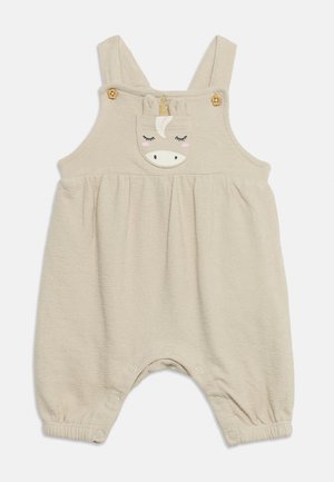 Beige babyromper med skulderstropper, træknapper, trykknapper ved benene og en forlomme med broderet sovende enhjørningeansigt.