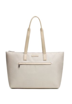 Beige gestructureerde tas met twee lange handvaten, voorvak met rits en klein rechthoekig merklabel boven het vak.