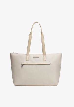 Beige gestructureerde tas met twee lange handvaten, voorvak met rits en klein rechthoekig merklabel boven het vak.