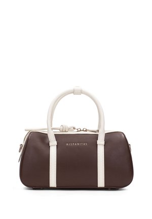 Malá hnědá kabelka s bílými rukojetmi a popruhy, zapínání na zip a logem „HISPANITAS“ na přední straně.