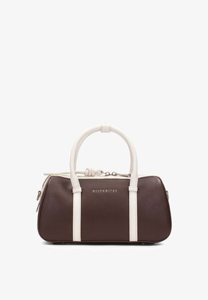 Malá hnědá kabelka s bílými rukojetmi a popruhy, zapínání na zip a logem „HISPANITAS“ na přední straně.
