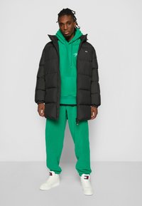 Tommy Jeans ESSENTIAL  - Piumino lungo - black