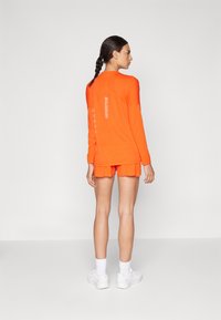 Salomon SENSE SHORTS - Träningsshorts - cherry tomato