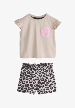 Beiges Kurzarm-T-Shirt mit pinkem AllSaints-Logo und elastischen Shorts mit schwarz-weißem Leopardenmuster.