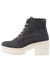 Stivale alla caviglia in tessuto nero con suola chunky bianca, con punta rotonda, chiusura con lacci e un piccolo logo laterale.