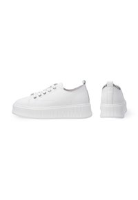 Weiße Sneakers mit runder Zehenpartie, Schnürdesign und gerillter Plateausohle. Aus glattem Material gefertigt mit einer kleinen Schlaufe an der Ferse.