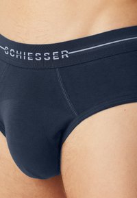 Námořnické modré bavlněné boxerky s logovaným pasem, mají těsný střih, kontrastní švy a hladkou texturu.
