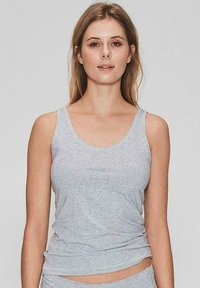 Grå tanktop lavet af blød stof, med ærmel�øs design og scoop neckline. Den har en afslappet pasform og subtil drapering.