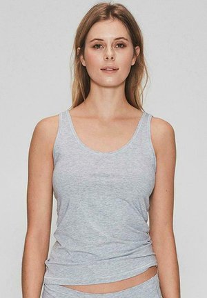 Grå tanktop lavet af blød stof, med ærmeløs design og scoop neckline. Den har en afslappet pasform og subtil drapering.