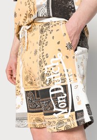 Von Dutch REES - Šortky - sand bandana