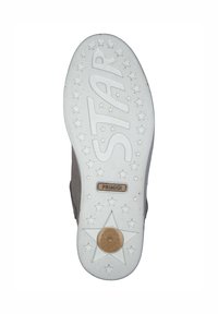 Suola di scarpa in gomma bianca con lettere in rilievo "STAR" e un motivo a stella, caratterizzata da un piccolo logo circolare e un design superiore grigio.