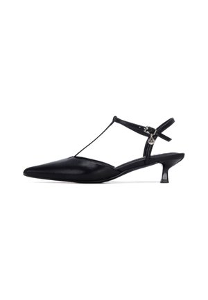Zapato slingback de cuero negro con punta puntiaguda, diseño de tira en T y pequeño tacón kitten. Cuenta con una correa al tobillo con hebilla y textura suave.