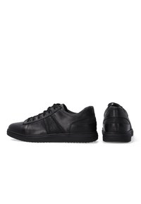 Czarne sneakersy wykonane z gładkiej i teksturowanej skóry, z okrągłym noskiem, sznurowanym zapięciem i gumową podeszwą. Dodatkowe akcenty obejmują teksturowaną boczną panel.