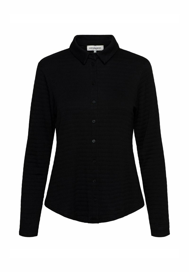 Zwarte overhemden met een textuur, lange mouwen en een puntige kraag. Heeft een gebogen zoom en zes knopen aan de voorkant.