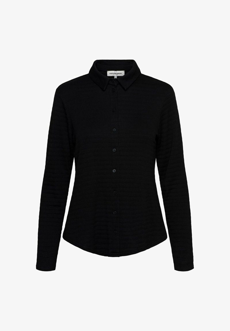 Zwarte overhemden met een textuur, lange mouwen en een puntige kraag. Heeft een gebogen zoom en zes knopen aan de voorkant.