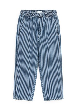 Pantalon à taille élastique bleu et blanc rayé verticalement, avec poches latérales, jambes droites et coupe décontractée.