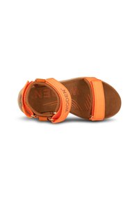 oranssit synteettiset sandaalit, joissa on kaksi säädettävää hihnaa, pehmeä ruskea pohja ja kohokuvioitu brändilogo jalkapohjassa. Litteä pohja.