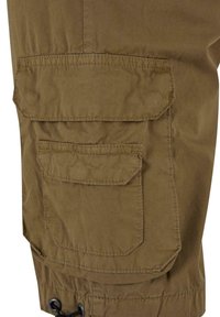 Bruine cargoshorts met een grote zijzak met klep, stikdetails en een verstelbare zoom met trekkoord.