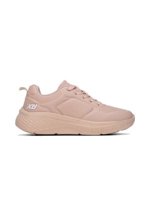 Zapatilla deportiva de color rosa claro con suela gruesa texturizada, diseño con cordones, collar acolchado y logo de "Xti" en el lado del talón.