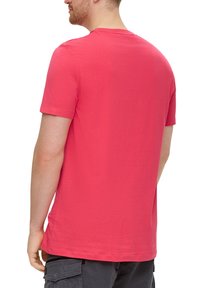 Korte mouwen, ronde hals t-shirt in helder koraal-katoen, met een eenvoudig design zonder extra patronen of accenten.