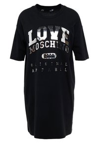 Černé tričko s krátkými rukávy, se stříbrným metalickým textem: "LOVE MOSCHINO 2008 ORIGINAL APPAREL" v tučném písmu.