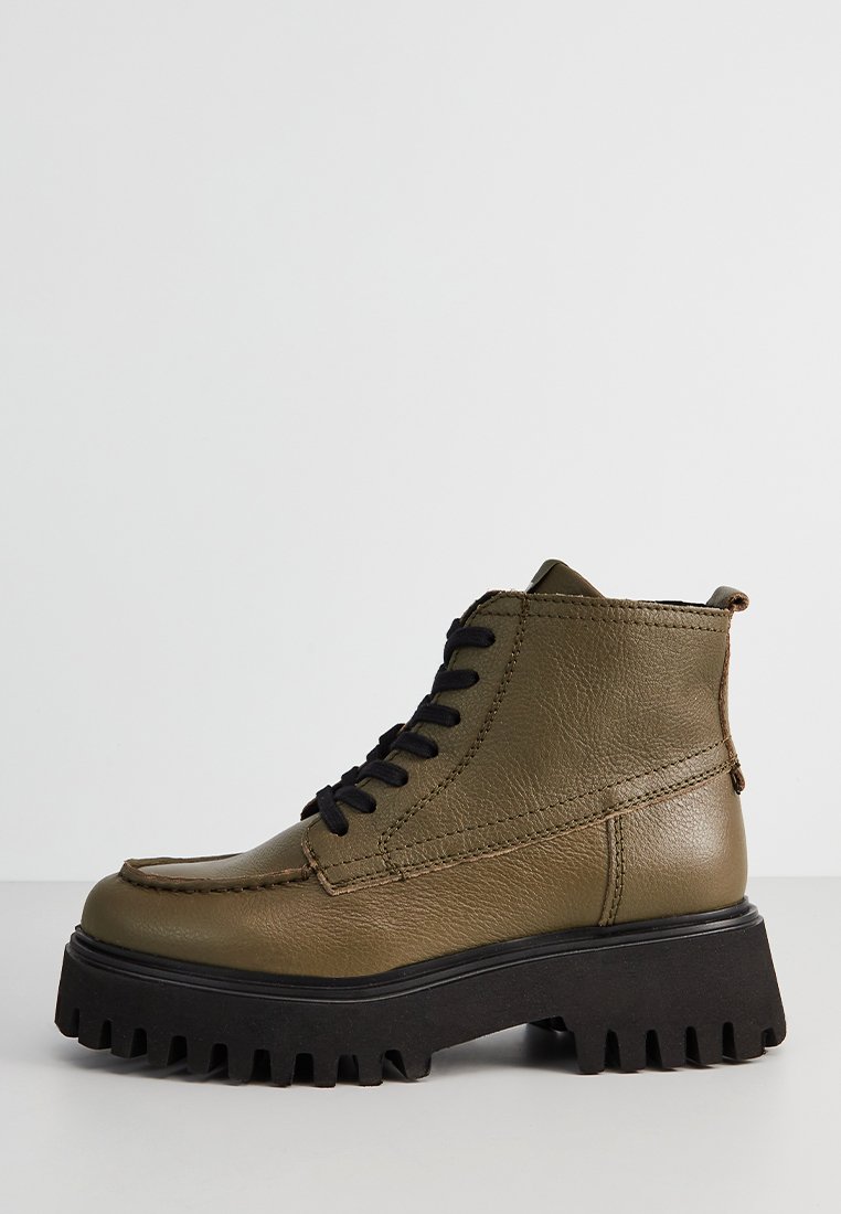 Botines con cordones