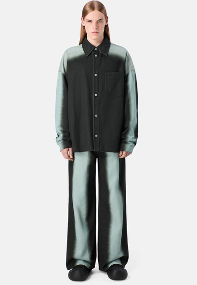 Mustassa ja turkoosissa sävyssä liukuva yöpaita, jossa on napitettava etuosa ja yksi rintatasku, yhdistettynä laajalahkeisiin samansävyisiin housuihin. Pehmeä rakenne, rento istuvuus.