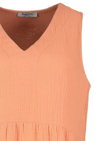 Pfirsichfarbenes, ärmelloses Kleid mit V-Ausschnitt, strukturierter Stoff mit vertikalen Linien und gerafftem Saum für eine fließende Silhouette.